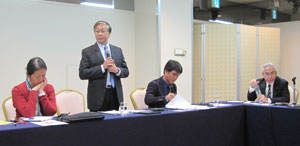 意見交換会にはアンベット・ユソンＢＷＩ本部書記長 （中央）、ジンソック・リー本部執行委員（左）、 アポリナー・トレンティノＢＷＩアジア太平洋地域代表（右）が参加